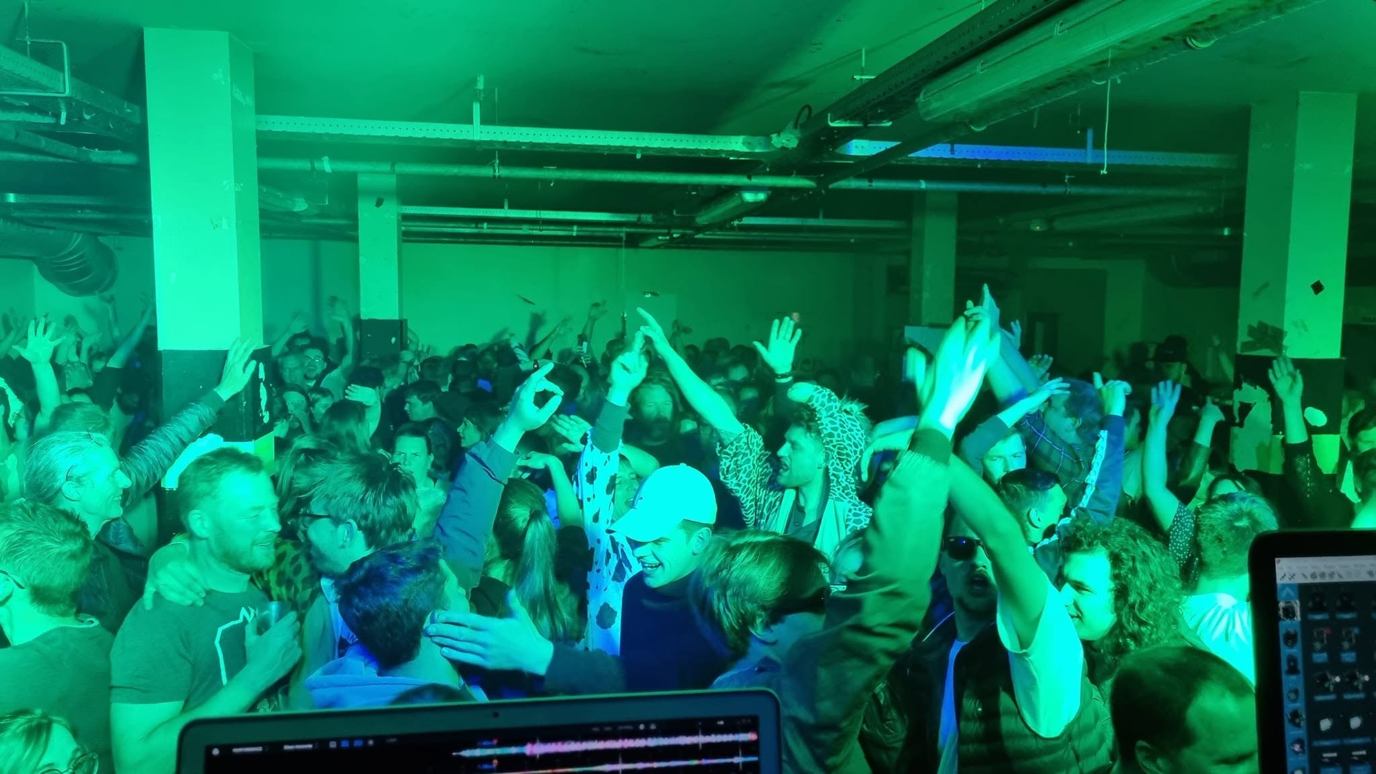 Volle dansvloer tijdens een ouwe zakkenfuif