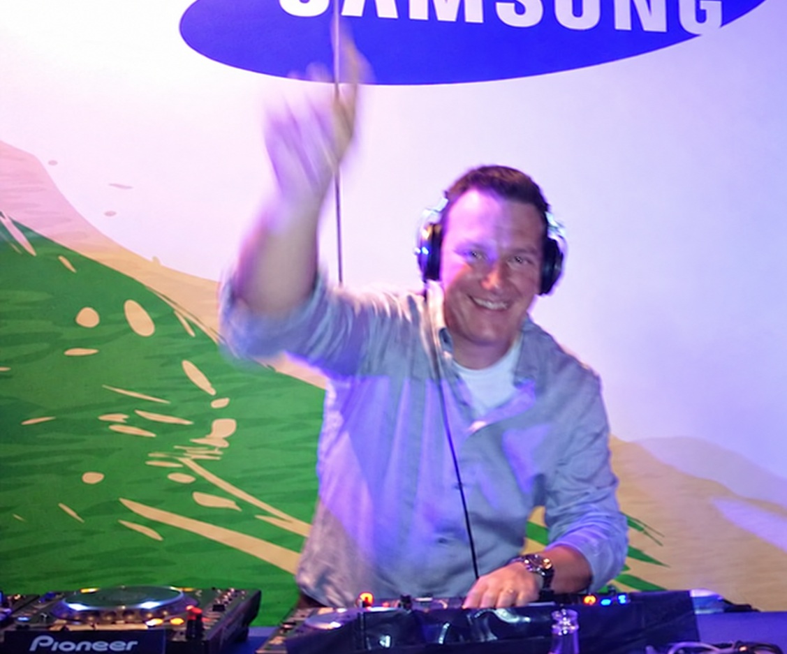 DJ Steven achter de draaitafels tijdens een optreden