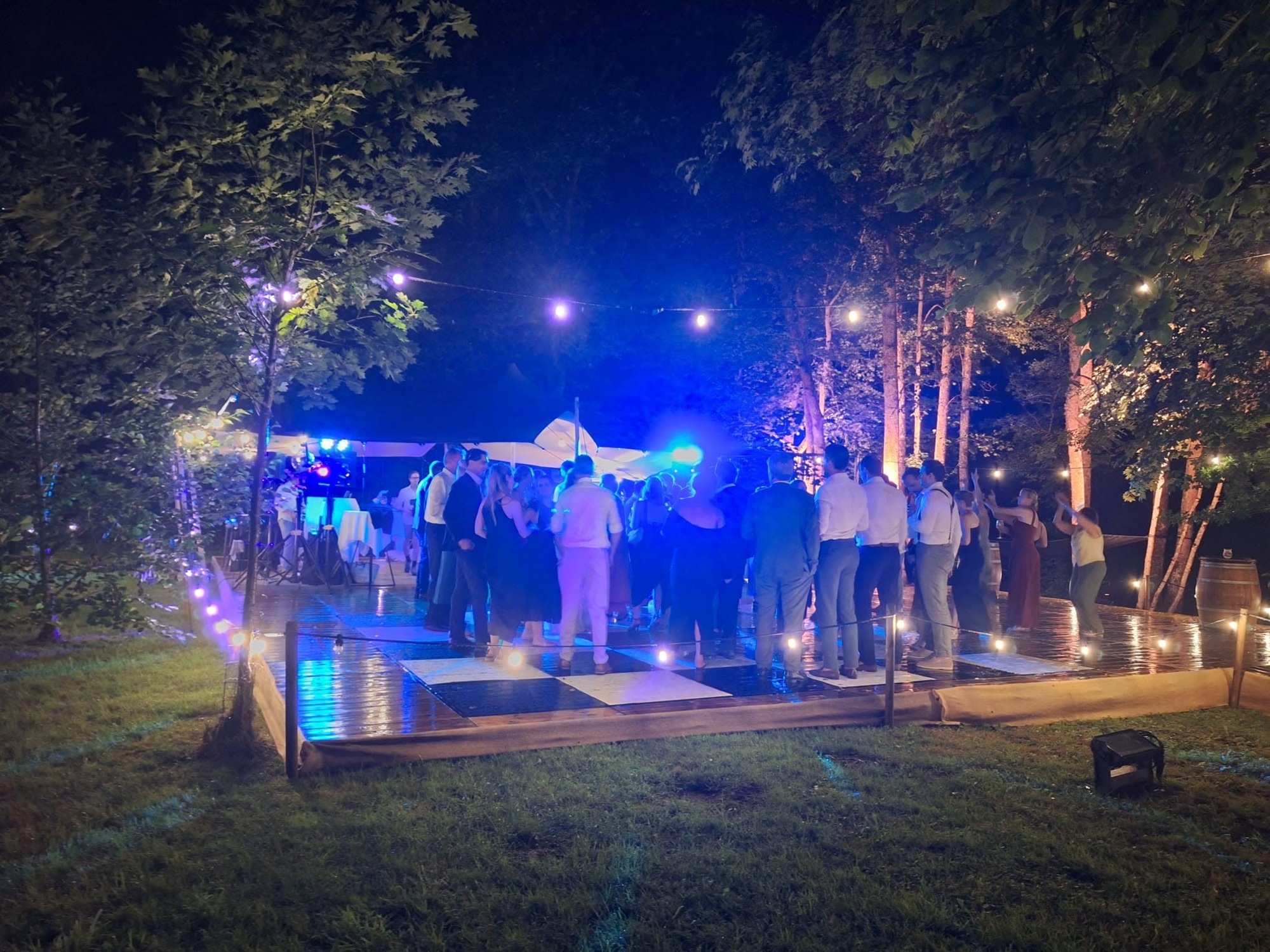 Gasten dansen buiten op een verlichte dansvloer