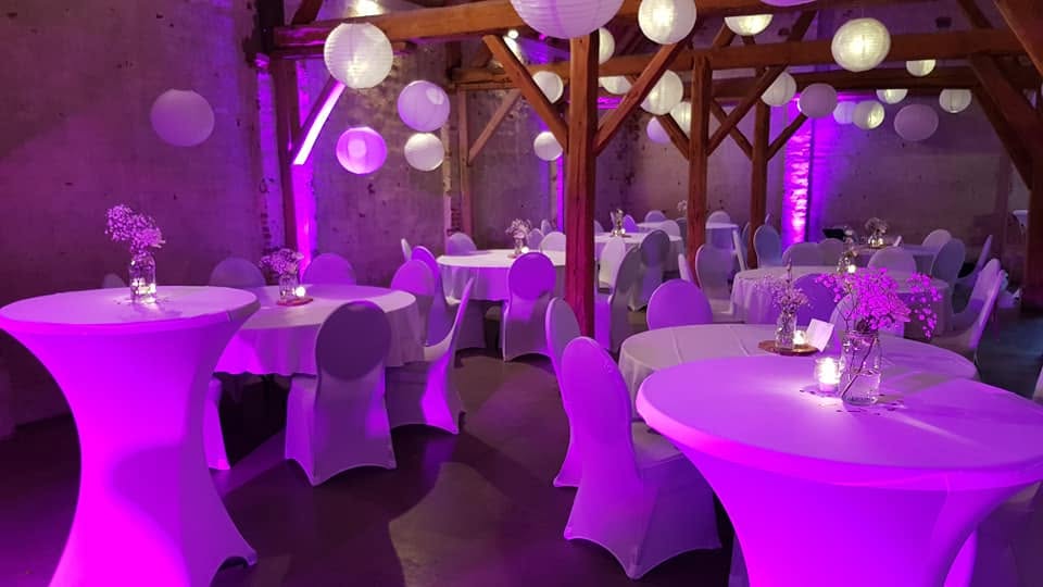 Receptiezaal met paarse sfeerverlichting en lampionnen